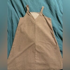 Cute dress to layer with !! So many options ! 🍯💛